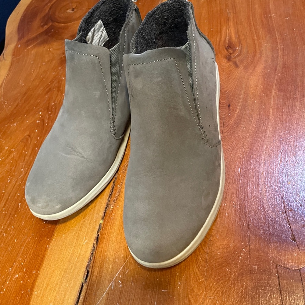 Women’s olukai- Gray slip ons